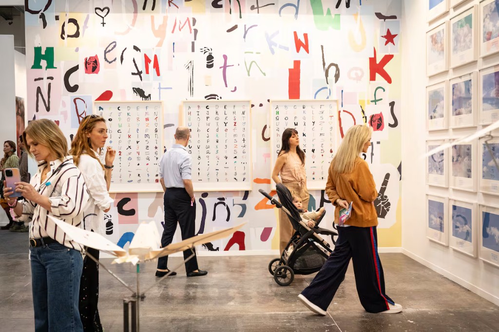Visitantes recorren un stand en la Feria Internacional de Arte Zona Maco, Ciudad de México.