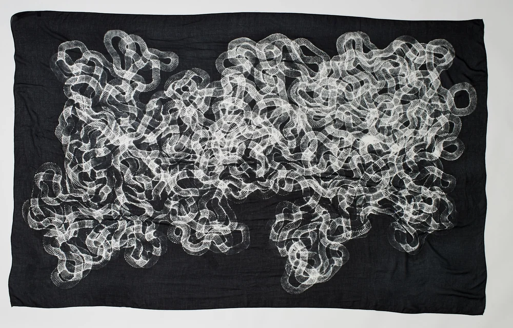 Obra textil de Tara Donovan: un campo de bucles blancos sobre tela oscura.